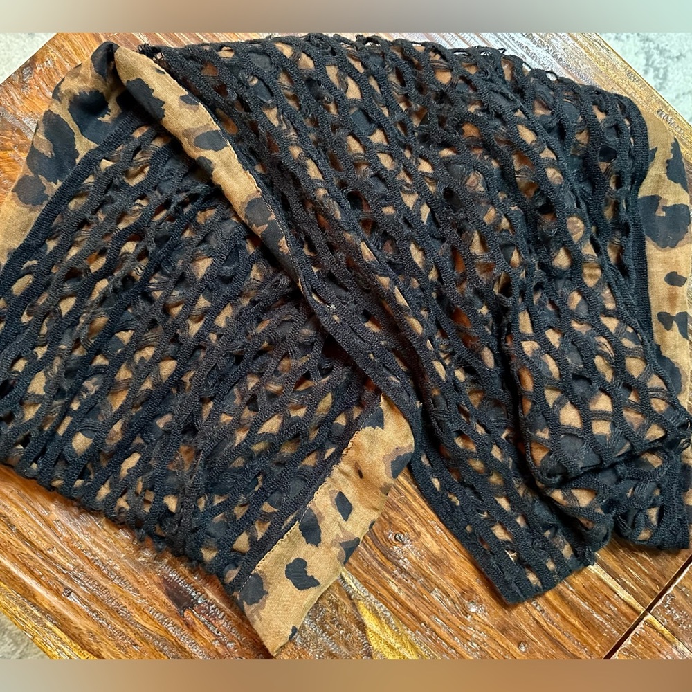 Beautiful leopard & black knit double layer Infinity Scarf, excellent condition